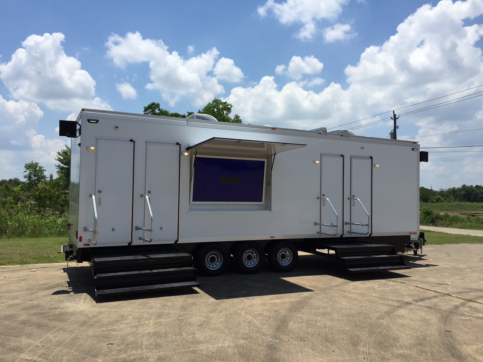 Advanced Containment Systems Inc Portable Presidential Series Restroom Exterior